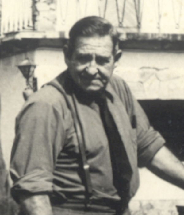 La mujer linda y jovial