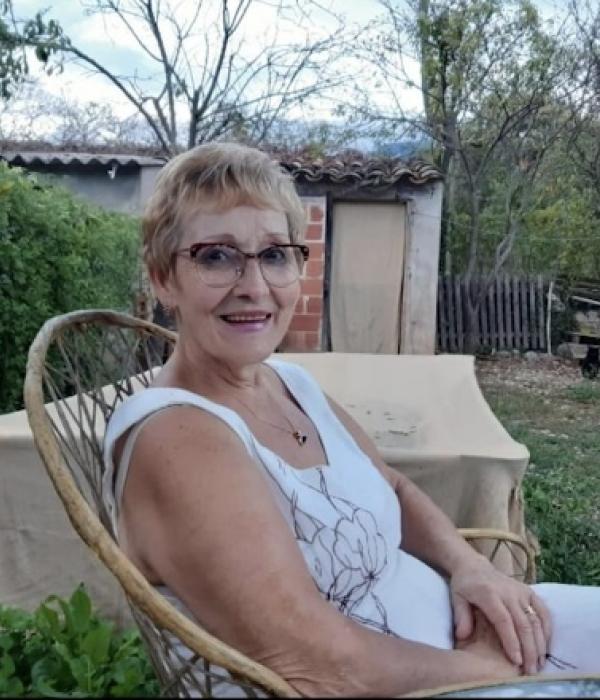 Una nena sentadeta